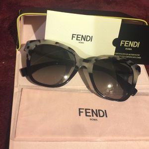 🆕Fendi Sunglasses 😎 🐈 👁